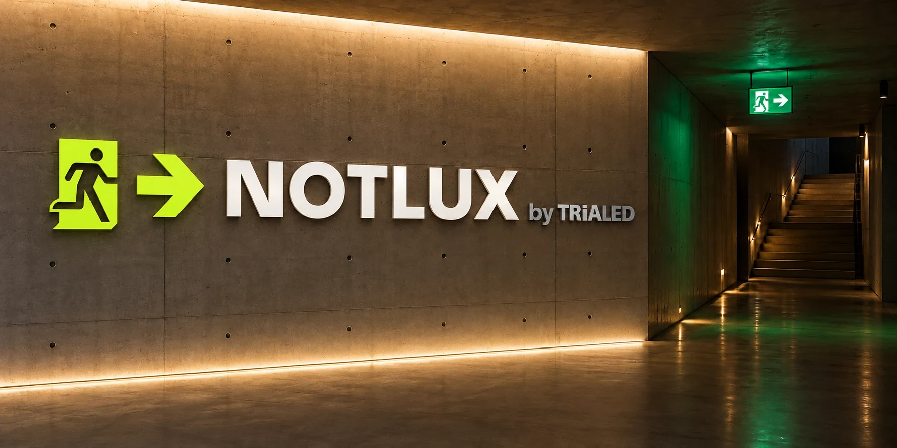 NOTLUX Logo an einer Betonwand mit Notbeleuchtung